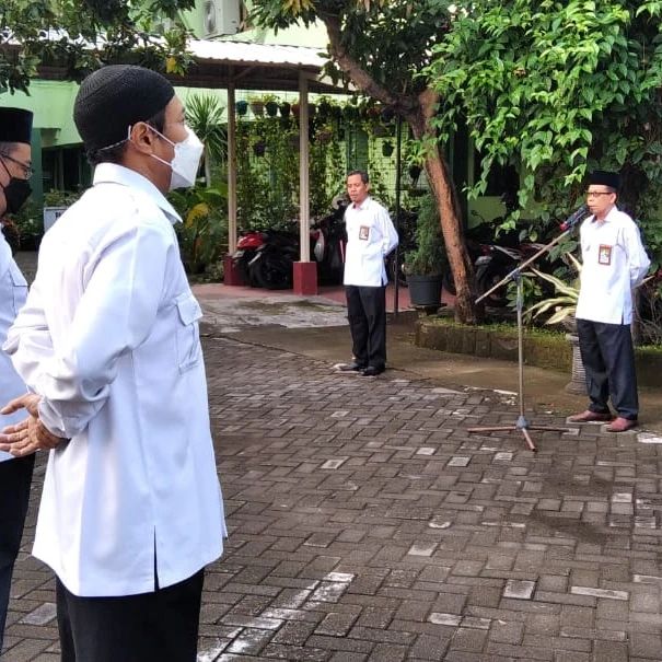 Dr. sholehuddin M.Pd.I di Kemenag BDK Surabaya pada Apel Senin pagi