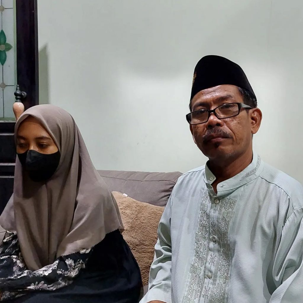 Pak Trisno Bersama Putri beliau saat berkunjung di rumah kediaman ketua Isnu sidoarjo Jatim Dr. H. Sholehuuddin M.Pd.I 