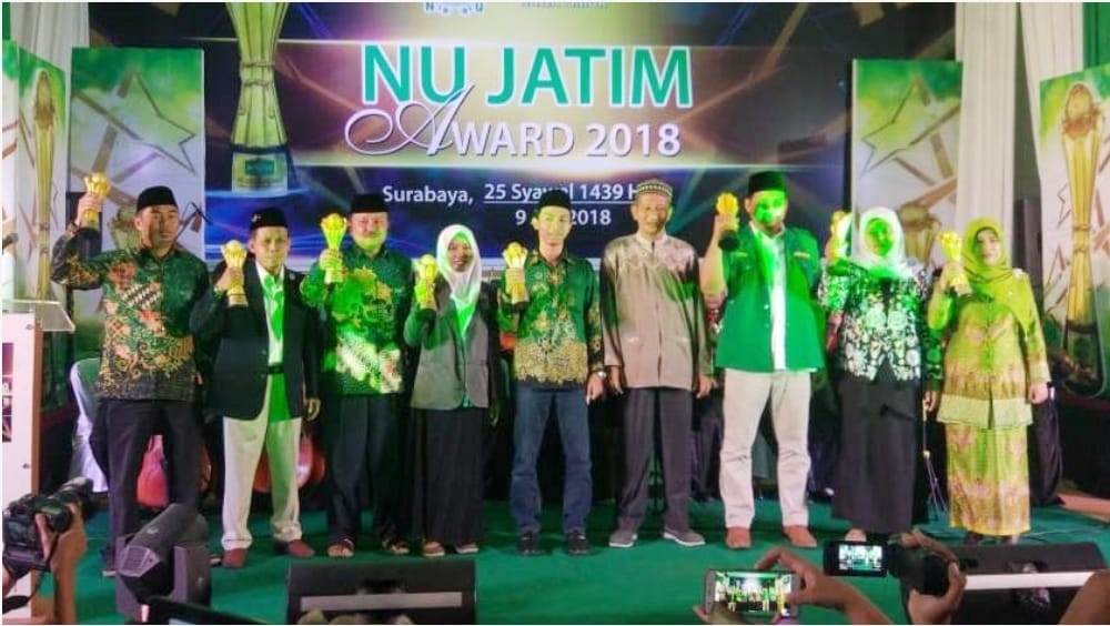 Kenang-kenangan bersama Hj. Ainun Jariyah Ketua PC Muslimat NU dan Banom pemenang NU Award 2018 di Aula PWNU Jatim.